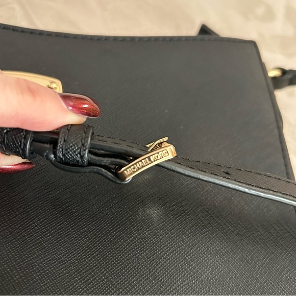 Micheal Kors Jet Set Travel Saffiano Leather Messenger - Picture 7 of 10